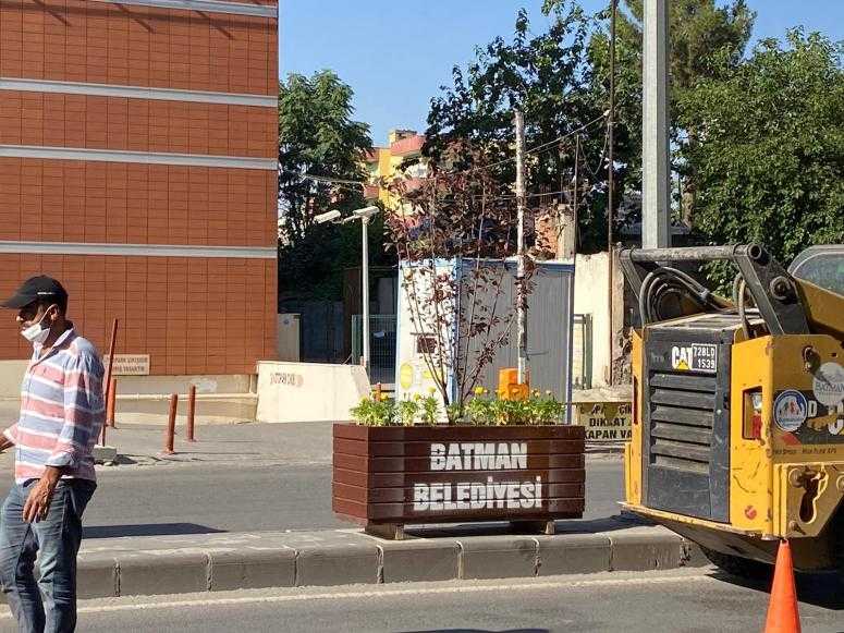 Şehrin farklı noktalarına ahşap saksı