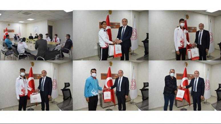 Sporda başarılı öğrencilere hediye