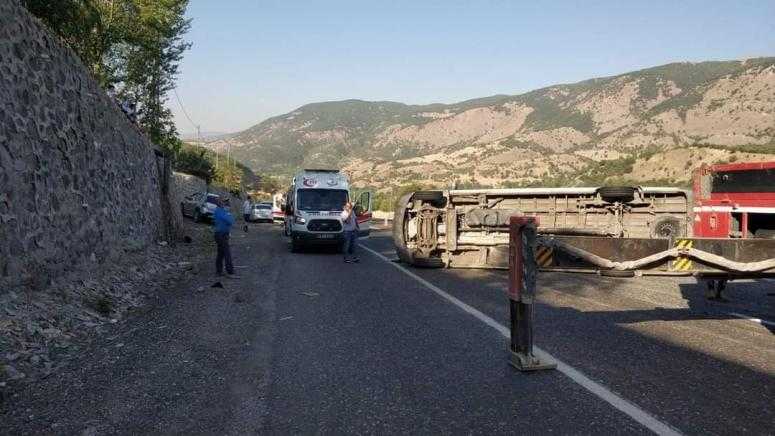 Tarım işçilerini taşıyan minibüs devrildi 20 yaralı