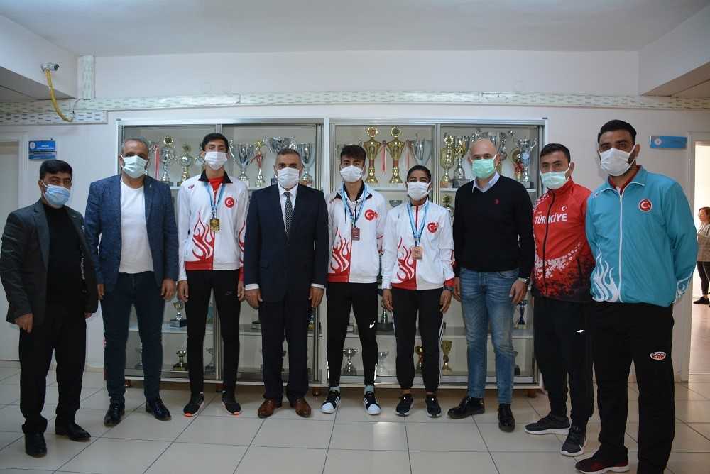 MİLLİ SPORCULARA ALTINLI MORAL