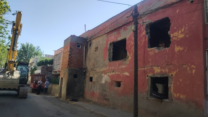TEHLİKE SAÇAN METRUK BİNA YIKILDI